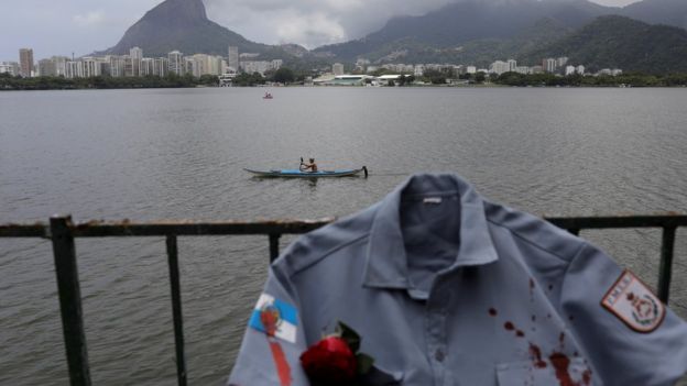 Camisa tingida artificialmente de sangue homenageia policiais mortos no Rio