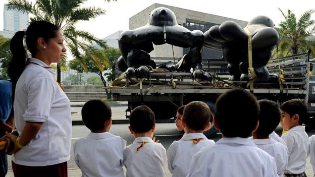 Duas versões da escultura de Botero