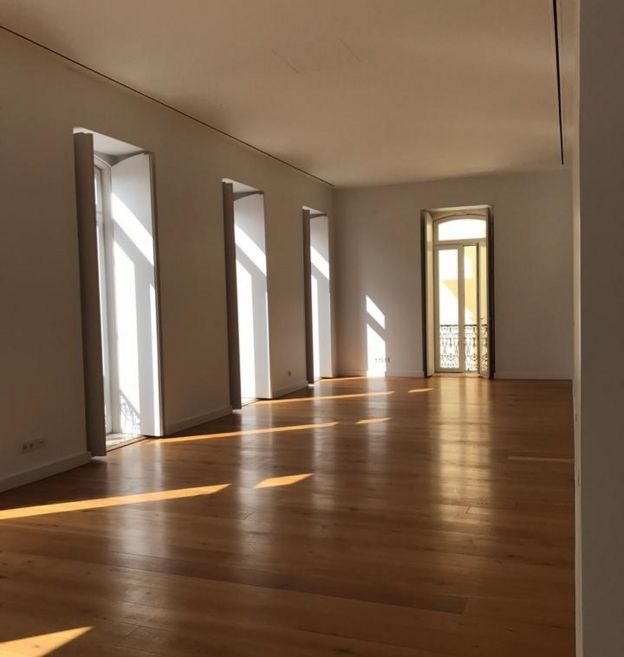 Imagem mostra interior de apartamento na Lapa, em Lisboa