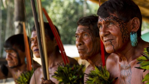 Anciãos yanomamis na aldeia Maturacá