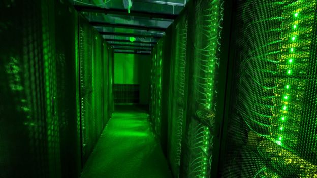 Los servidores de almacenamiento de datos en Hafnarfjordur, Islandia, que están tratando de posicionarse en el negocio de los centros de datos son galpones que consumen enormes cantidades de energía para almacenar la información de 3,2 millones de usuarios de internet.