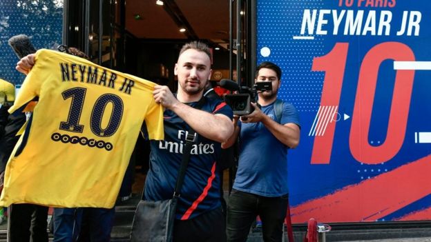 Torcedor do PSG exibe camisa com o nome de Neymar