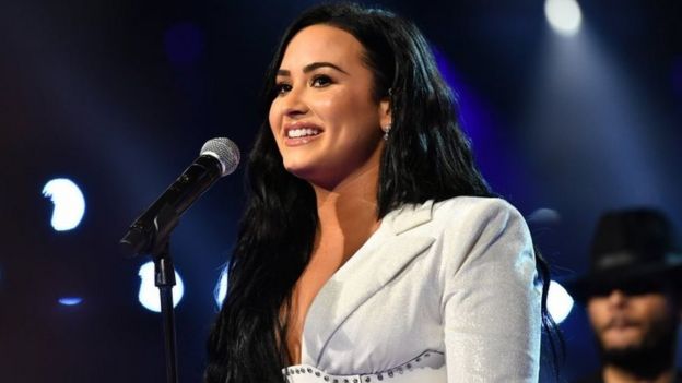 La cantante Demi Lovato conmovió al público con una sentida presentación.