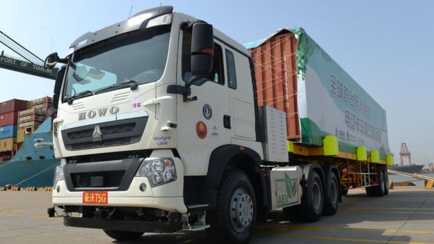 Caminhão autônomo transporta contêiner durante teste no porto de Tianjin