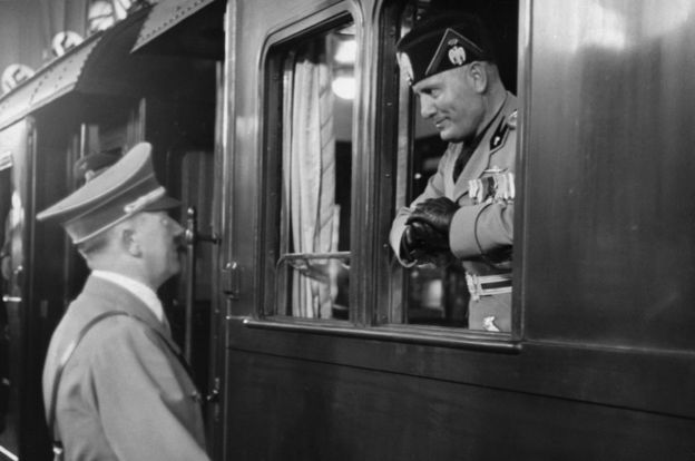Hitler despidiendo a Mussolini, quien está a bordo de un tren, en 1937