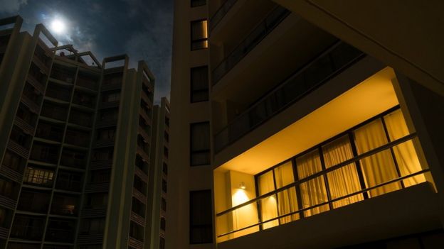 Apartamento com luz ligada à noite