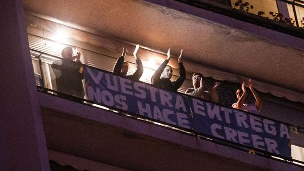 Gente aplaudiendo en un balcón en España
