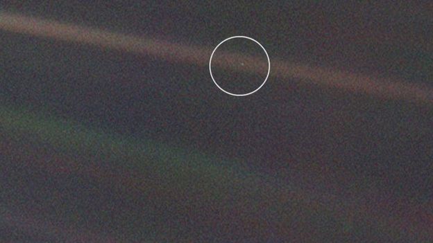 Foto da Terra tirada pelo Voyager 1, conhecida como o "pálido ponto azul".