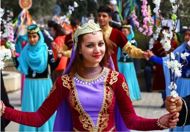 فتاة أثناء احتفالات نوروز بأذربيجان