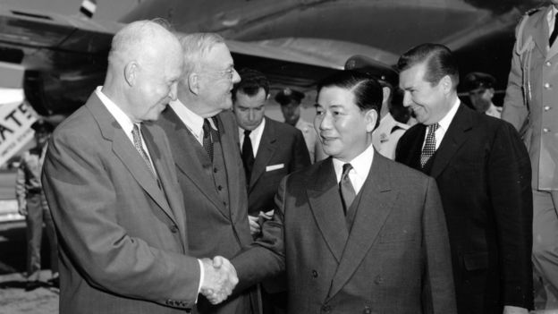 Tổng thống Dwight Eisenhower và Ngoại trưởng John Foster Dulles đón Tổng thống VNCH Ngô Đình Diệm tới Washington năm 1957