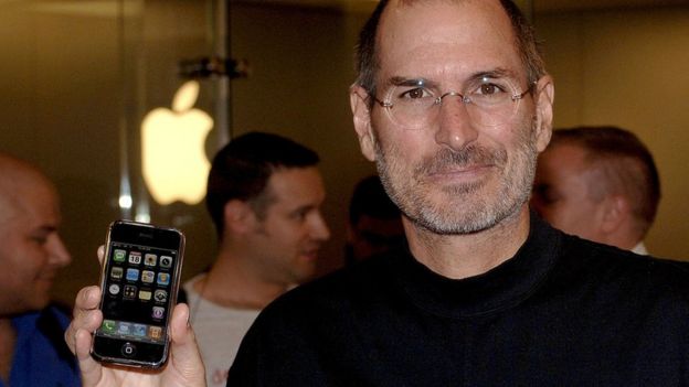 Steve Jobs en 2007 con el primer modelo de iPhone
