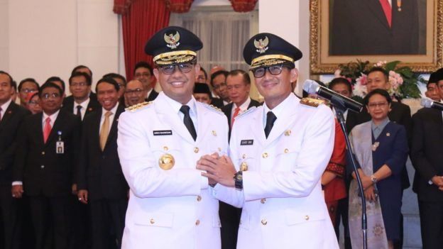 Anies Baswedan dan Sandiaga Uno pasca dilantik sebagai gubernur dan wakil gubernur DKI Jakarta di Istana Merdeka, Jakarta.