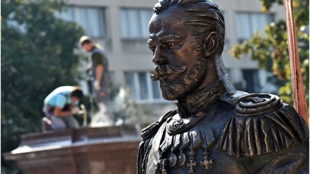 Estatua de Nicolás II en Petrogrado.