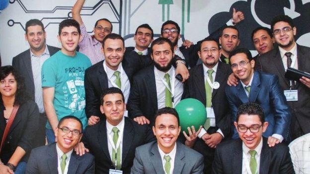 شاب مصري يحول "النفايات الالكترونية" الى ذهب!