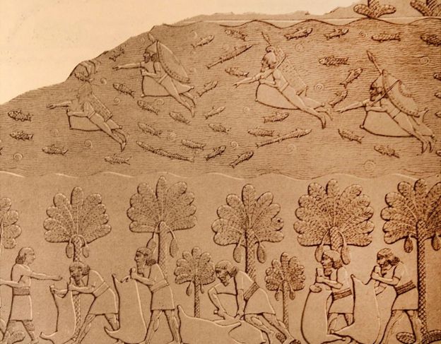 Escultura en relieve de Nínive que representa a los pescadores que nadan para pescar mientras otros hombres recogen la cosecha en el suelo.