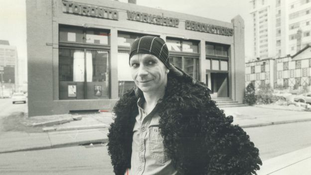 Lindsay Kemp outside the Toronto Workshop Productions in 1978