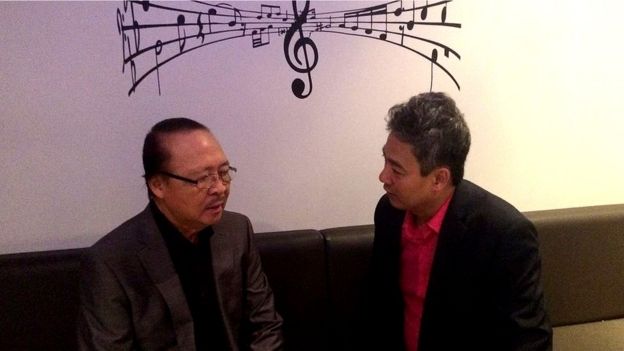 Nhạc sỹ Nam Lộc chia sẻ với Quốc Phương (bên phải)