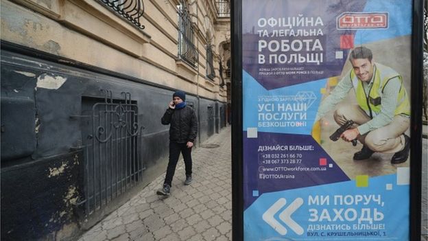 Зарплати українців зростають, але не так швидко, щоб стримати трудову міграцію