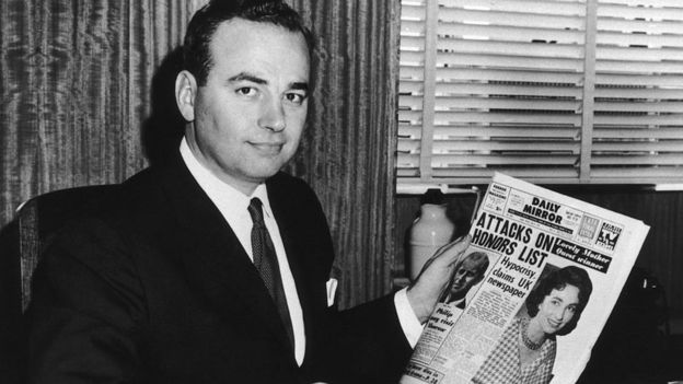 Rupert Murdoch con una edición del Daily Mirror en Sídney en 1960.