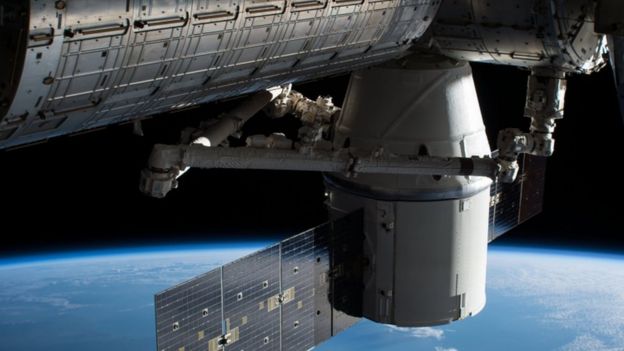 Fotografía de la nave de carga SpaceX conectada a la ISS, entregando suministros