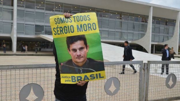 Manifestante com cartaz de Sergio Moro