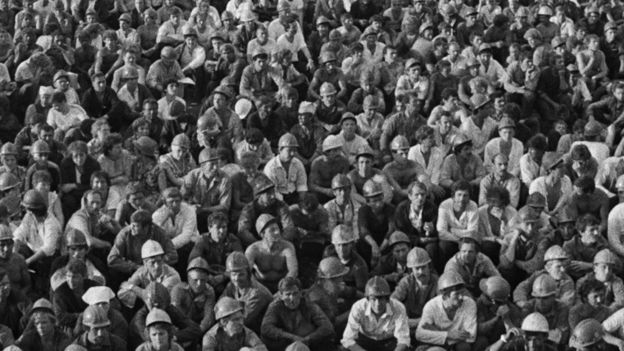 Бастующие шахтеры на центральной площади Кемерова, 1989 год