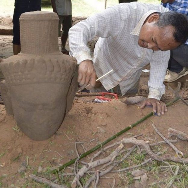 Cambodia Angkor Wat Ancient Statue Unearthed Bbc News