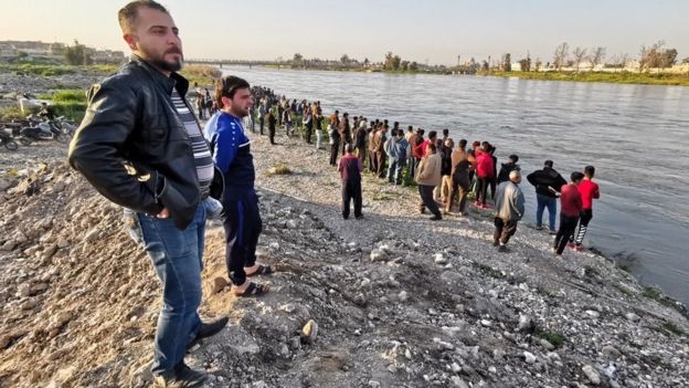 تصاویر منتشرشده در شبکههای اجتماعی افرادی را نشان میداد که در میانه جریان تند رودخانه، سعی میکنند خود را روی آب نگه دارند.
