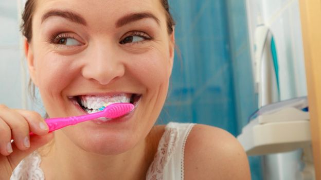 Mujer se cepilla los dientes.