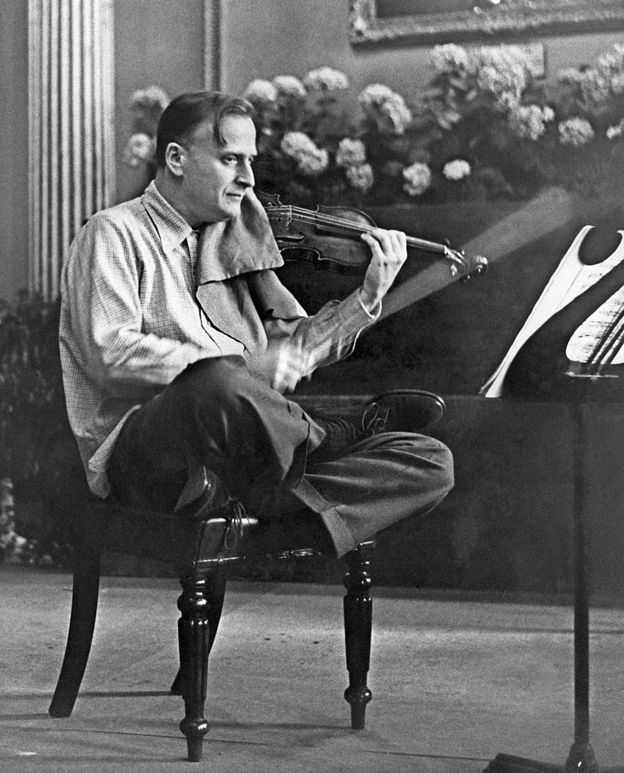 Yehudi Menuhin tocando violín
