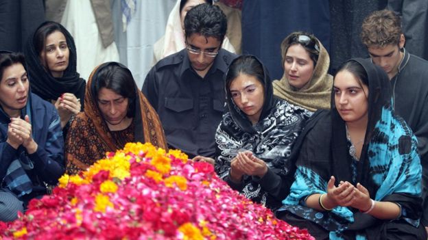 Benazir Bhutto's son Bilawal (centre), daughters Bakhtawar (right) and Aseefa (2nd right) at the assassinated prime minister's graveside in Ghari Khuda Baksh. Photo: 29 December 2007