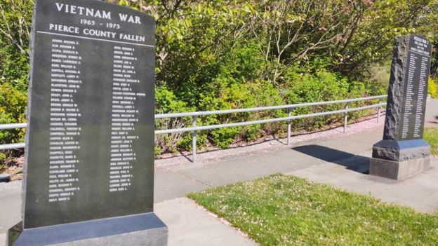 Bia tưởng niệm ghi những người lính quê quận Pierce chết tại Việt Nam