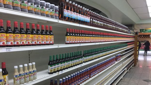 Botes de salsa inglesa en un supermercado.