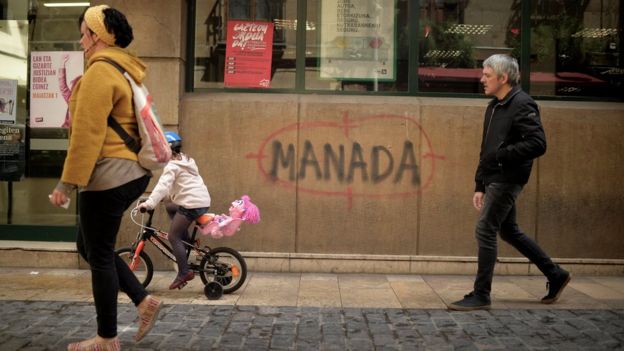 Un grafiti en España que dice "manada".