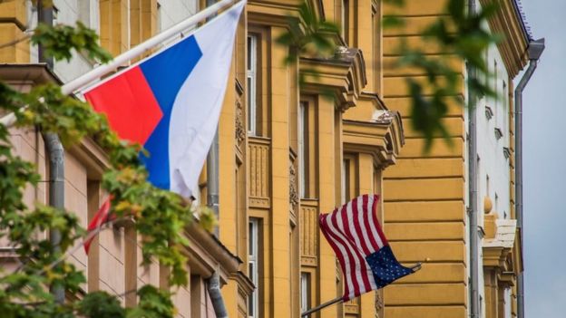 Російський прапор на будинку поряд з посольством США у Москві