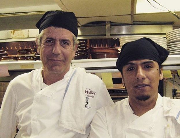 Bourdain con el chef Carlos Llaguno García, quien falleció en 2015