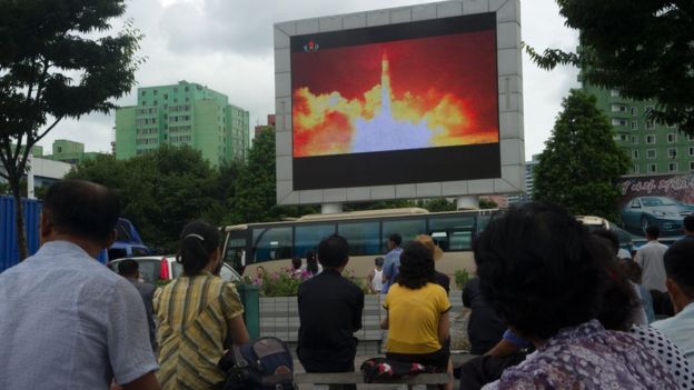 Ciudadanos de Corea del Norte observan la transmisión del lanzamiento de un misil