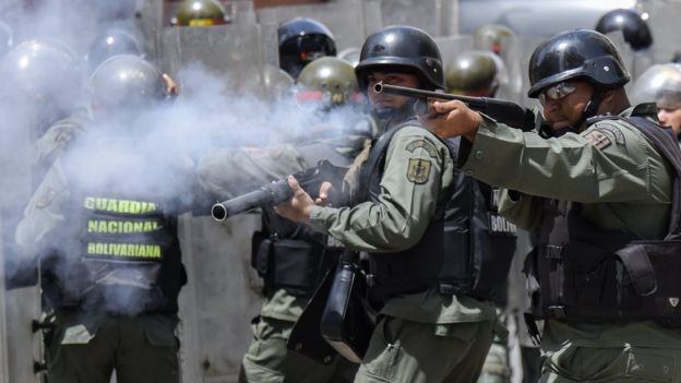 Integrantes da guarda nacional venezuelana em um protesto