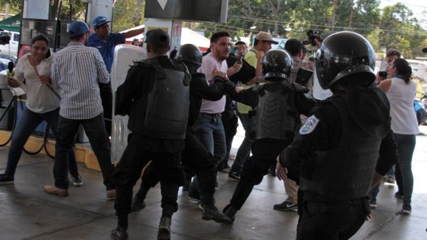 Periodistas ante la policía de Nicaragua