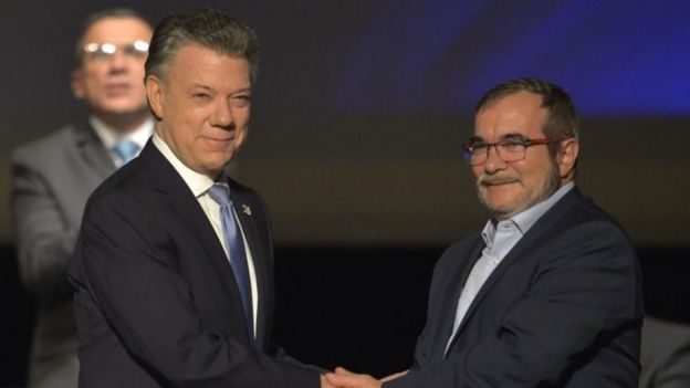 Presidente de Colombia Juan Manuel Santos junto al líder de las Farc, Timochenko.