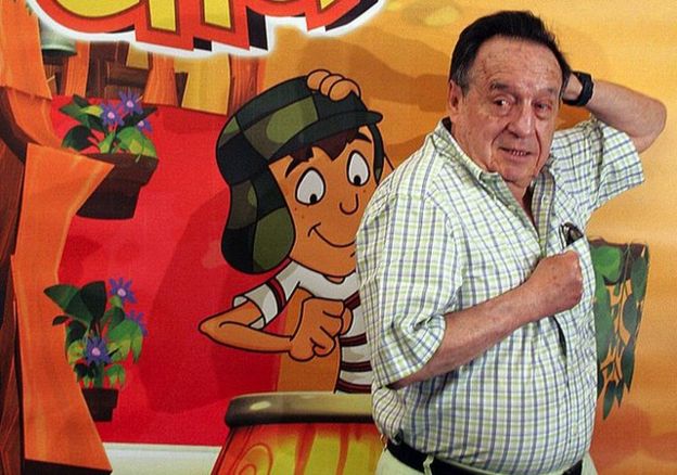 O comediante Chespirito em frente a um desenho com o personagem Chaves