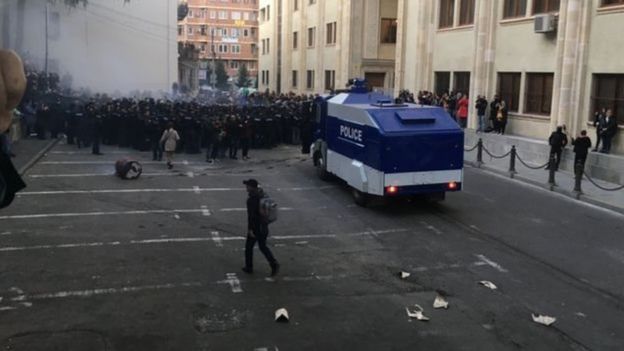 Tbilisi: polis aksiyanı su şırnağı ilə dağıdıb