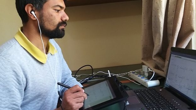 अनलाइनबाट विद्यार्थीलाई पढाउदै शिक्षक