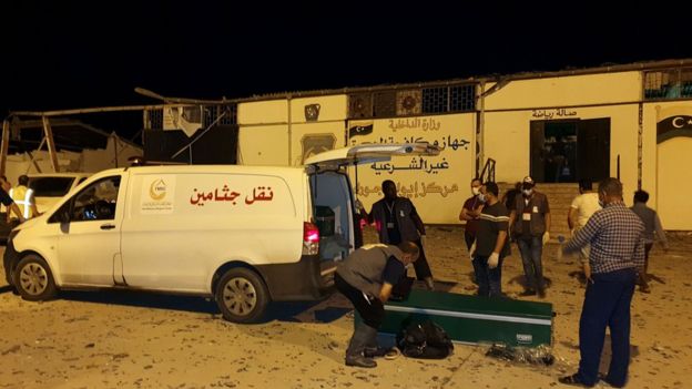 Equipos de emergencia en el lugar del ataque aéreo en Trípoli.