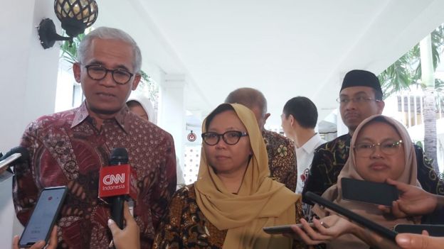 Deputi IV bidang Koordinasi Pendidikan dan Agama Kemenko PMK, Agus Sartono (kiri) dan anggota Tim Pakar Bina Keluarga Sakinah Kementerian Agama, Alissa Wahid (tengah)