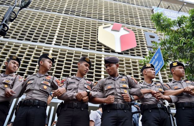 Sejumlah polisi berjaga saat unjuk rasa menuntut diusutnya dugaan kecurangan Pemilu 2019 berlangsung di Kantor Bawaslu RI, Jakarta, Kamis (9/5/2019).