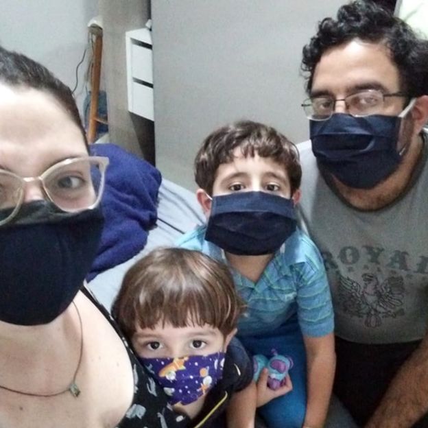 Pais, irmão e Joaquim com máscaras