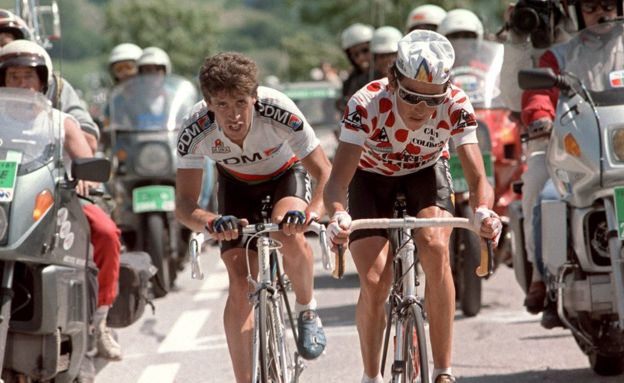 Lucho Herrera compitiendo con Perico Delgado en el Tour de Francia de 1987.