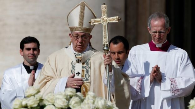 In pictures: Christians celebrate Easter around the world - BBC News