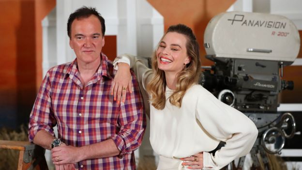 Quentin Tarantino y Margot Robbie trabajaron juntos en Once Upon a Time... In Hollywood, una de las grandes ganadoras en los Globos de Oro.